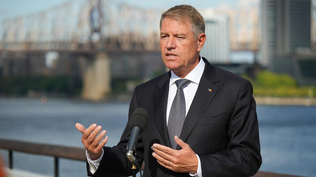 klaus-iohannis--intalnire-cu-romanii-din-sua-este-criza--peste-criza--peste-criza-si-totusi-ne-descurcam