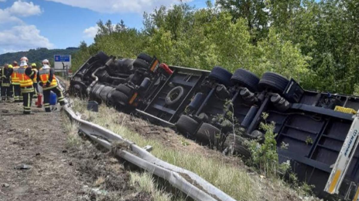 franta--sofer-roman-de-tir--clipe-de-cosmar-pe-o-autostrada--la-un-pas-sa-cada-in-rau-dupa-ce-s-a-rasturnat