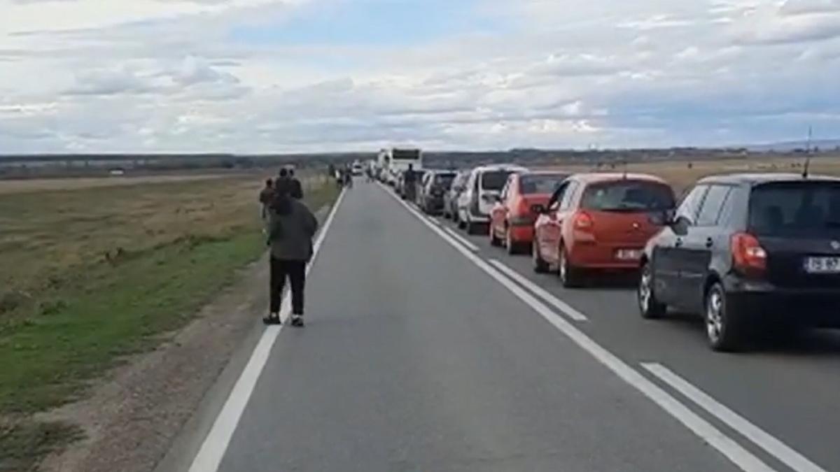 microbuz-cu-20-de-romani--accident-teribil--soferul-vorbea-la-telefon-in-timp-ce-conducea--trei-persoane-au-ajuns-la-spital