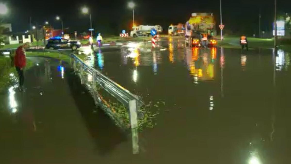 ploaia-torentiala-cazuta-a-facut-prapad-in-romania--in-unele-zone-apa-a-ajuns-la-aproape-un-metru