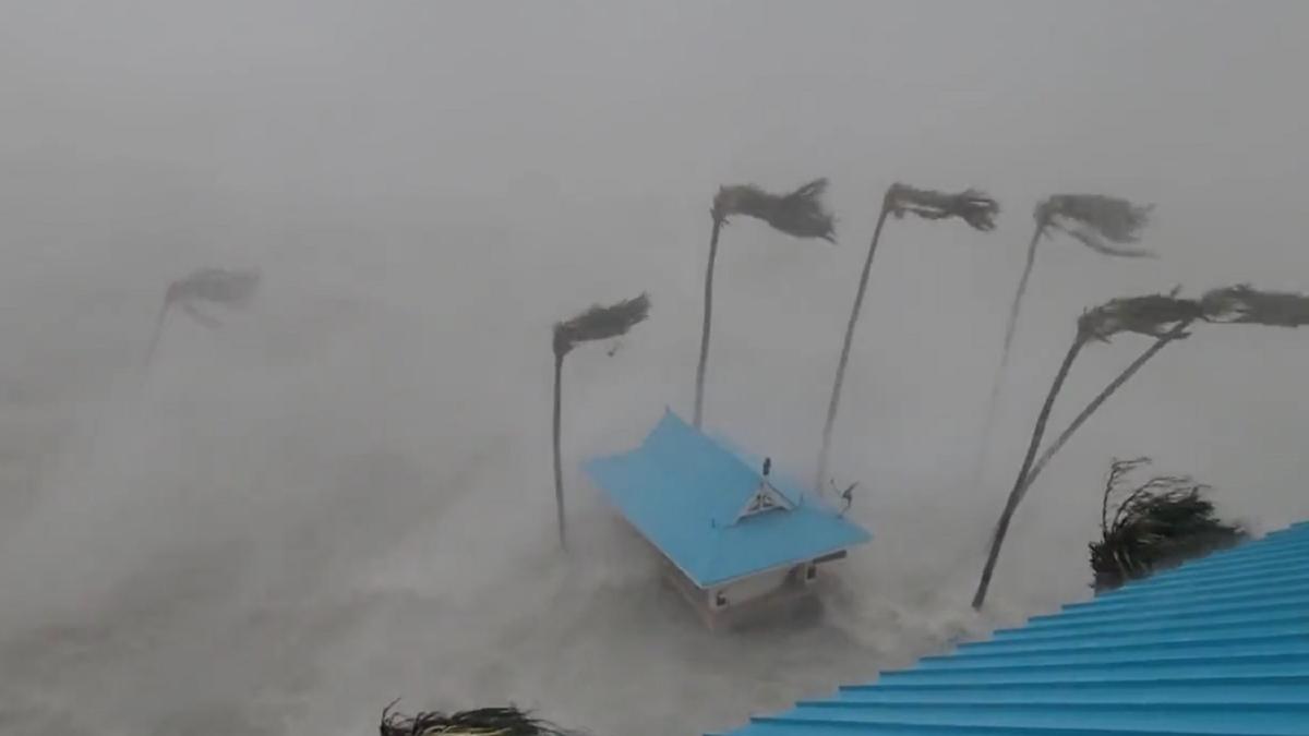 zeci-de-mii-de-romani--in-calea-uraganului-devastator-ian-aoleu-ne-zboara---video