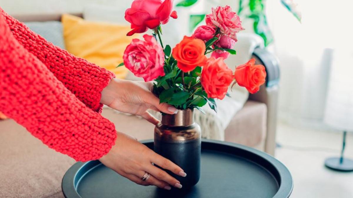ce-sa-adaugam-in-apa-pentru-ca-florile-din-vaza-sa-reziste-mai-mult-trucuri-ieftine-si-eficiente