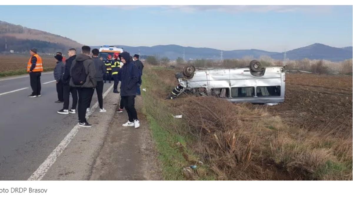 microbuz-plin-cu-romani--rasturnat-pe-un-camp--sunt-implicate-12-persoane--intre-care-un-copil