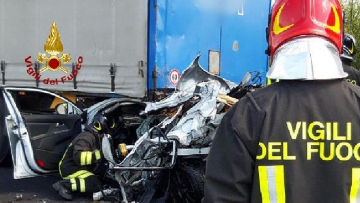 accident-cumplit-pe-o-autostrada-din-italia-o-duba-cu-sase-persoane-la-bord-a-intrat-sub-un-tir-nu-exista-supravietuitori