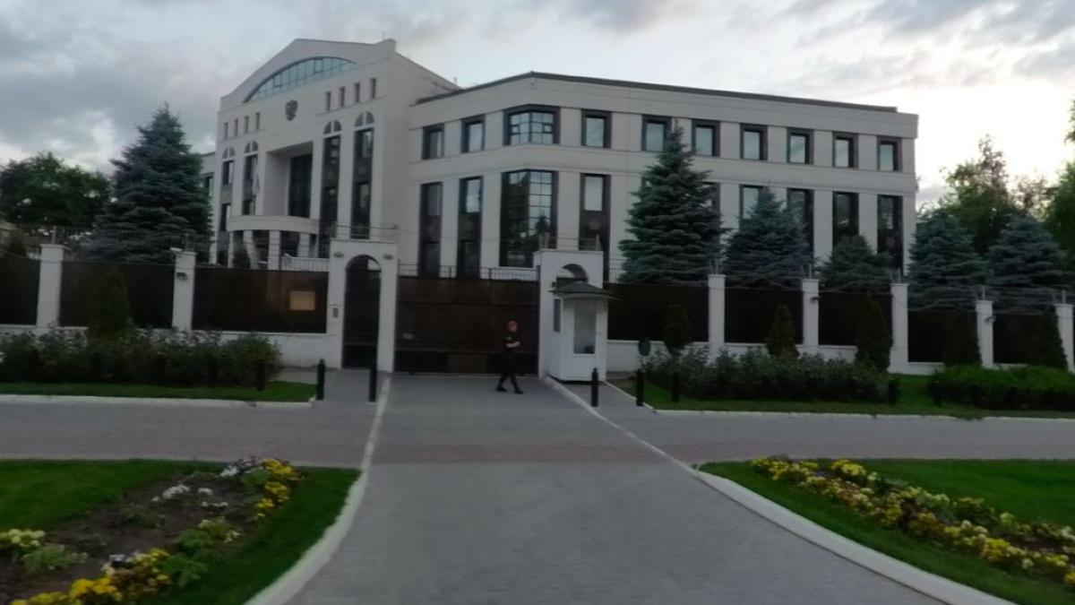 ambasada-rusiei-la-chisinau--vandalizata-de-ziua-lui-putin--mesaj--scris-pe-poarta-institutiei