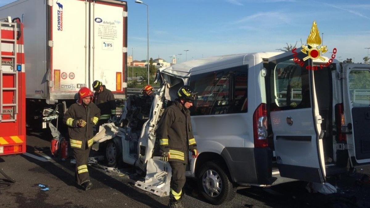 accident-italia-microbuz-6-morti-o-romanca-supravietuitoare