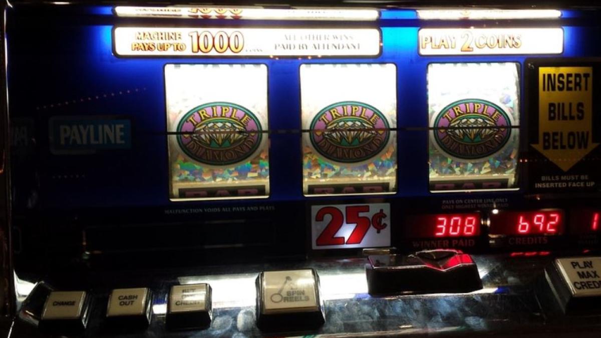 italia--un-tata-si-a-abandonat-copilul-minor-in-masina-si-a-mers-sa-joace-la-pacanele