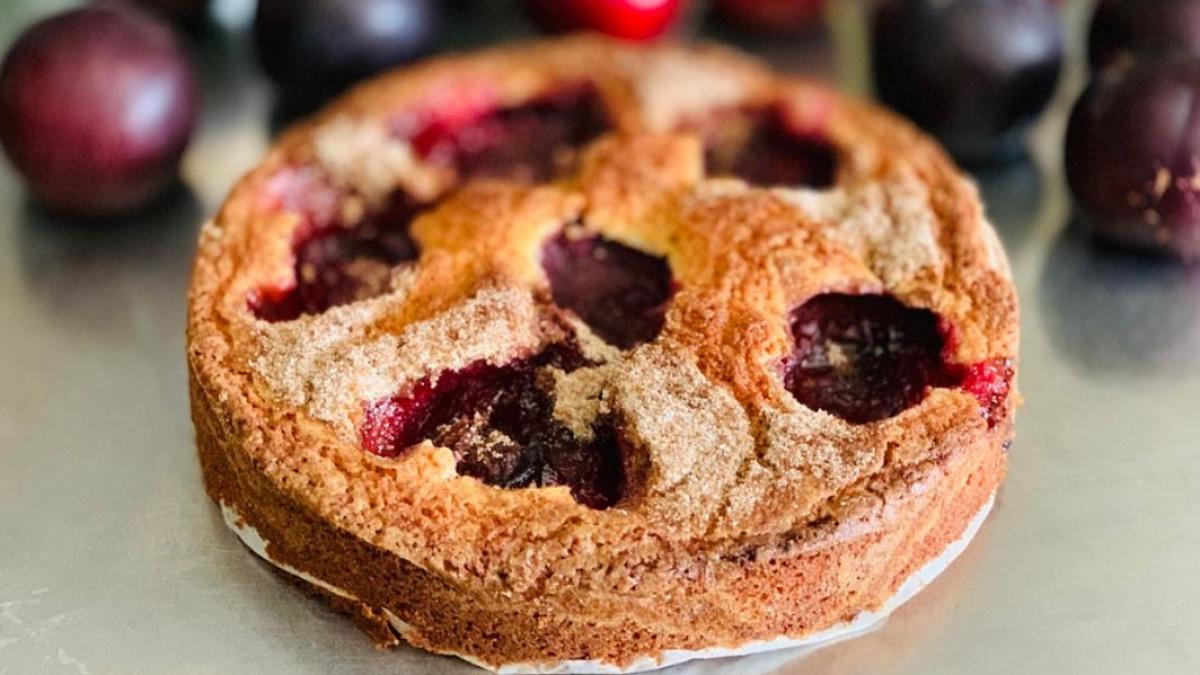 prajitura-fabuloasa-din-prune-si-ricotta--fara-faina-si-fara-praf-de-copt--se-va-terminat-instantaneu