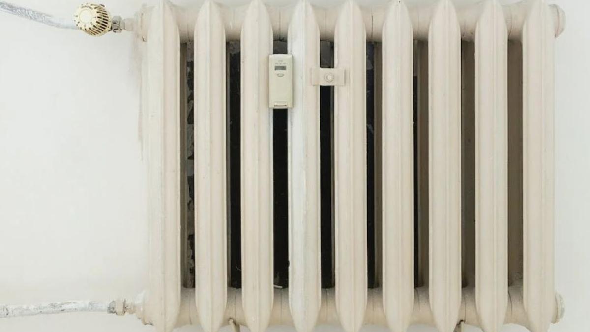 pregateste-te-acum-de-iarna--curata-caloriferul-de-praf-fara-aspirator--acest-truc-te-va-salva-mereu