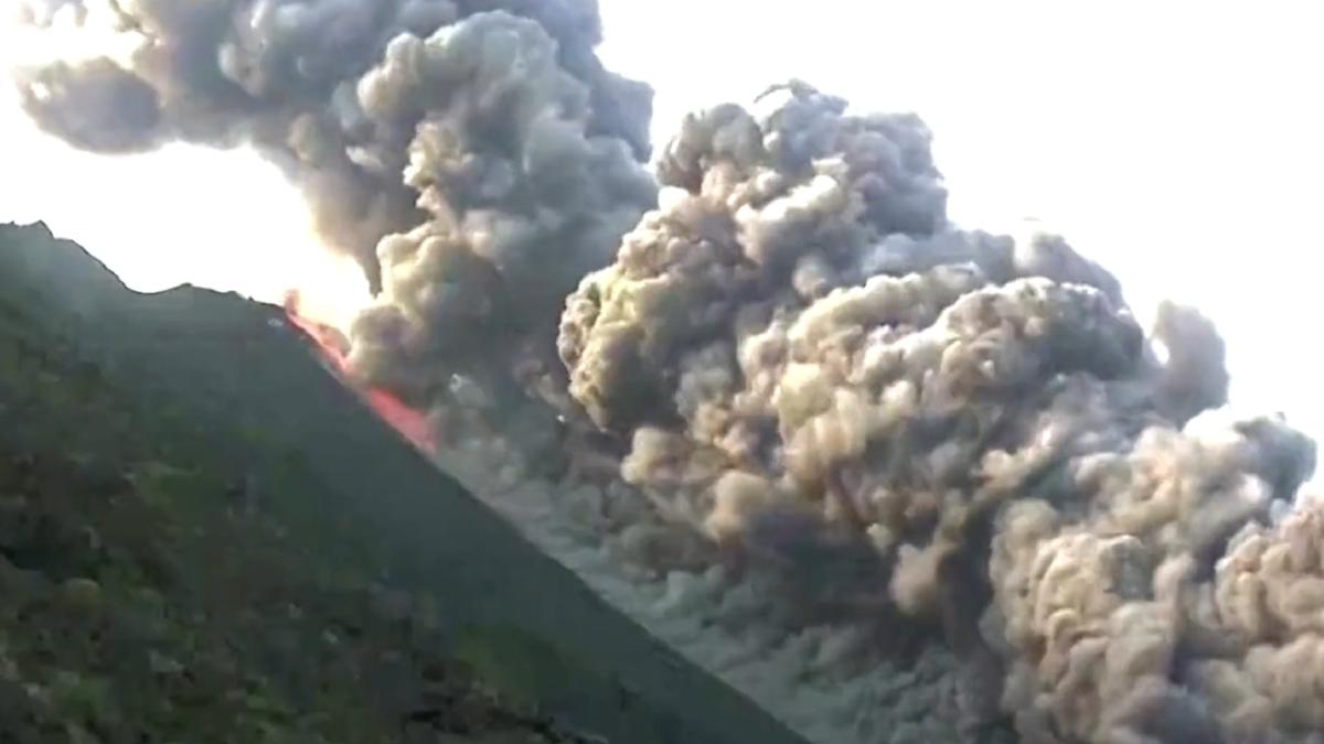 vulcanul-stromboli-a-erupt--in-italia--departamentul-de-protectie-civila-a-ridicat-nivelul-de-alerta-stati-in-case---video