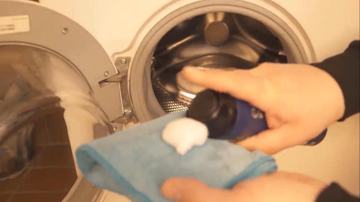 pune-spuma-de-ras-in-masina-de-spalat--un-truc-atat-de-simplu-care-se-scapa-de-foarte-multe-probleme-si-batai-de-cap