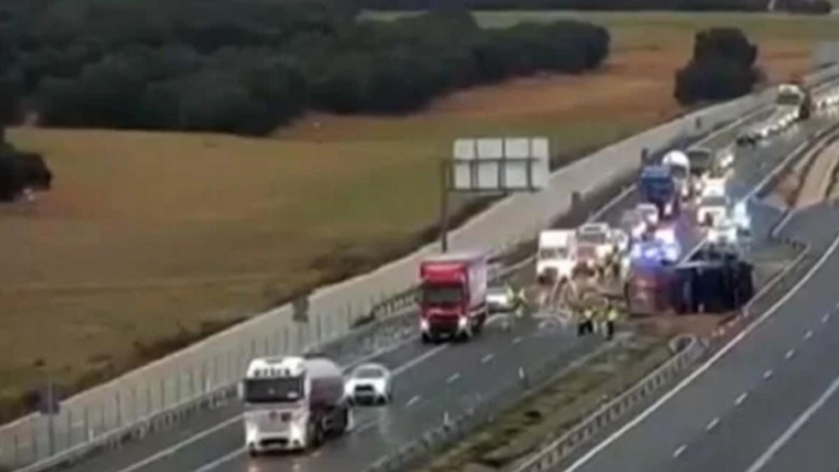 sofer-roman-de-tir--sfarsit-tragic-pe-o-autostrada-din-spania-dupa-ce-s-a-rasturnat-cu-mastodontul