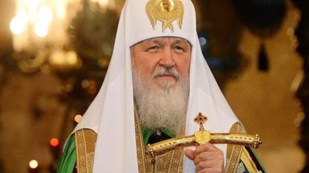patriarhul-rus-kiril-a-cazut-in-timpul-unei-procesiuni-religioase