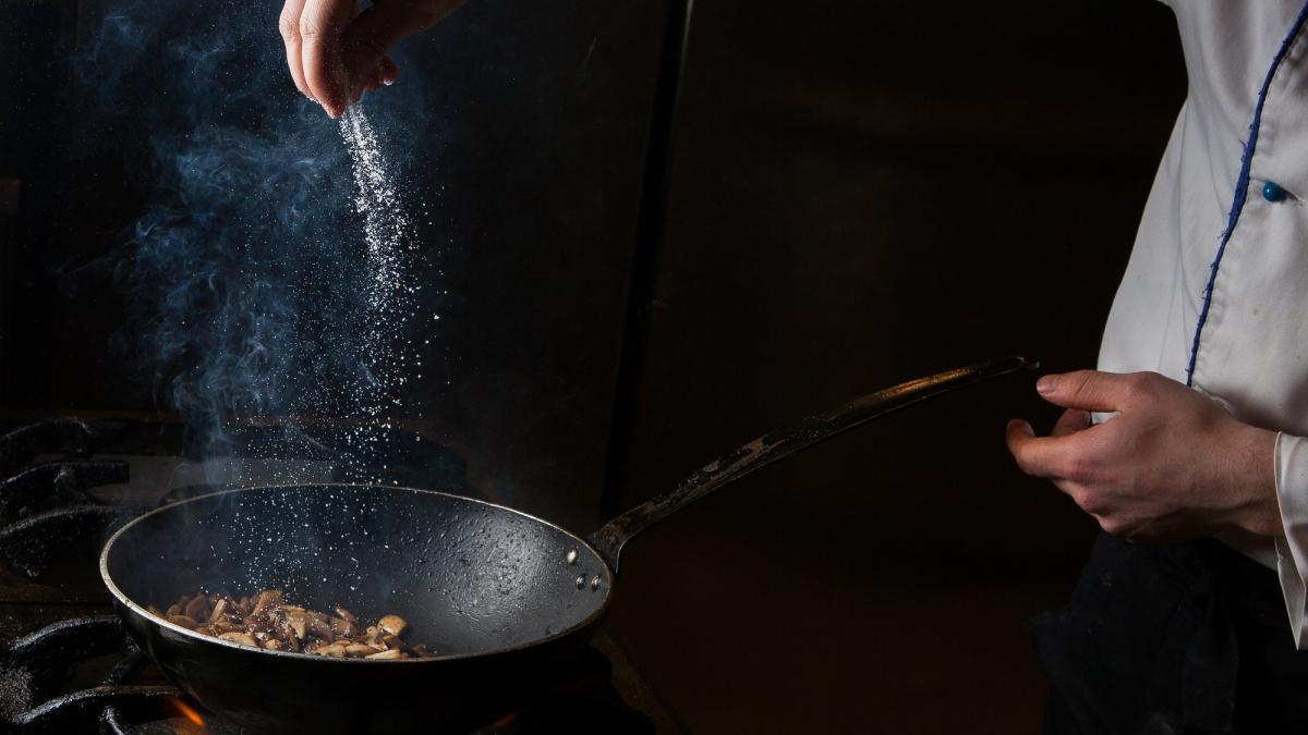 un-truc-de-la-bucatari-pentru-ca-uleiul-sa-nu-mai-sara-la-gatit--pune-acest-ingredient-in-tigaie-de-fiecare-data-cand-prajesti-ceva