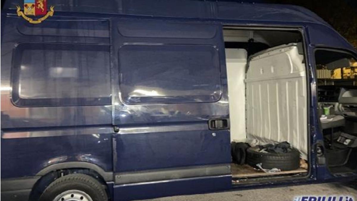 italia--un-roman-a-fugit-de-la-bordul-unei-dube-stafeta--carabinierii-l-au-prins-si-l-au-bagat-in-inchisoare