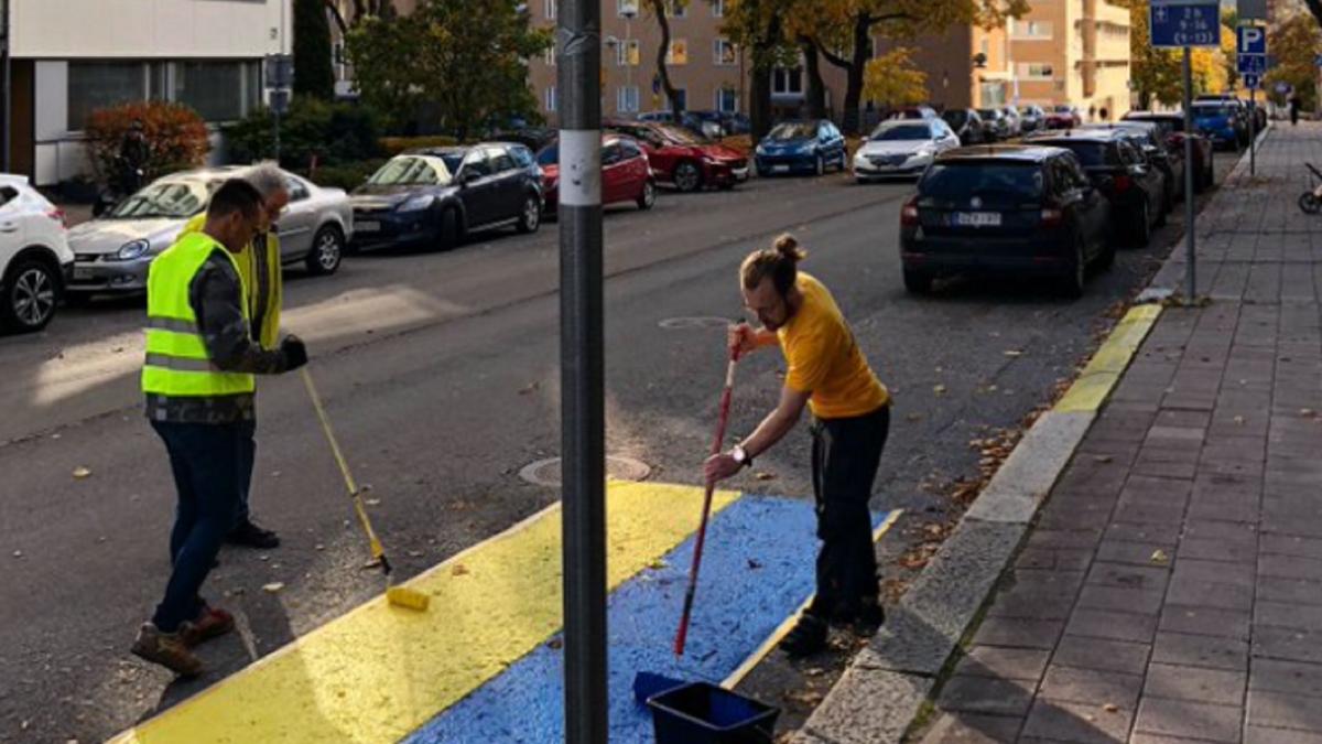 doi-barbati-au-prc-e2prc-80prc-9eanexatprc-e2prc-80prc-9d-locul-de-parcare-al-consulului-rus-am-organizat-un-referendum-in-doi--suta-la-suta-dintre-alegatori-au-fost-de-acord