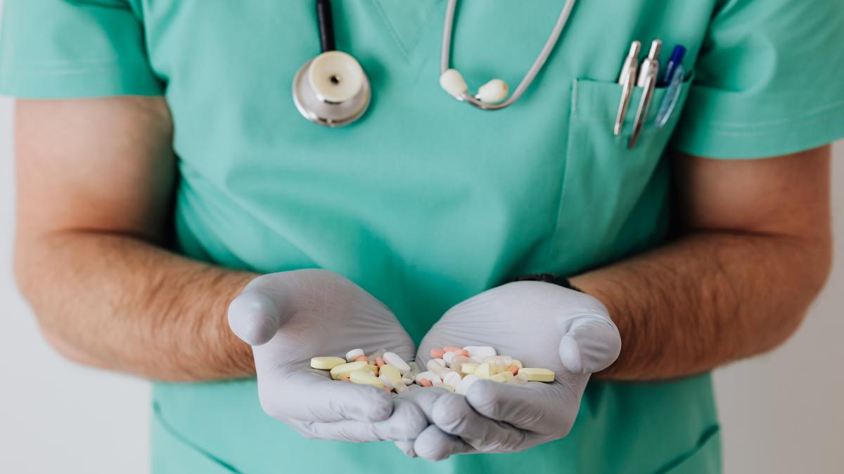 farmacisti-romani--trimisi-in-judecata-de-diicot--trimiteau-medicamente-in-toata-europa-spalare-de-bani-de-4-milioane-de-euro