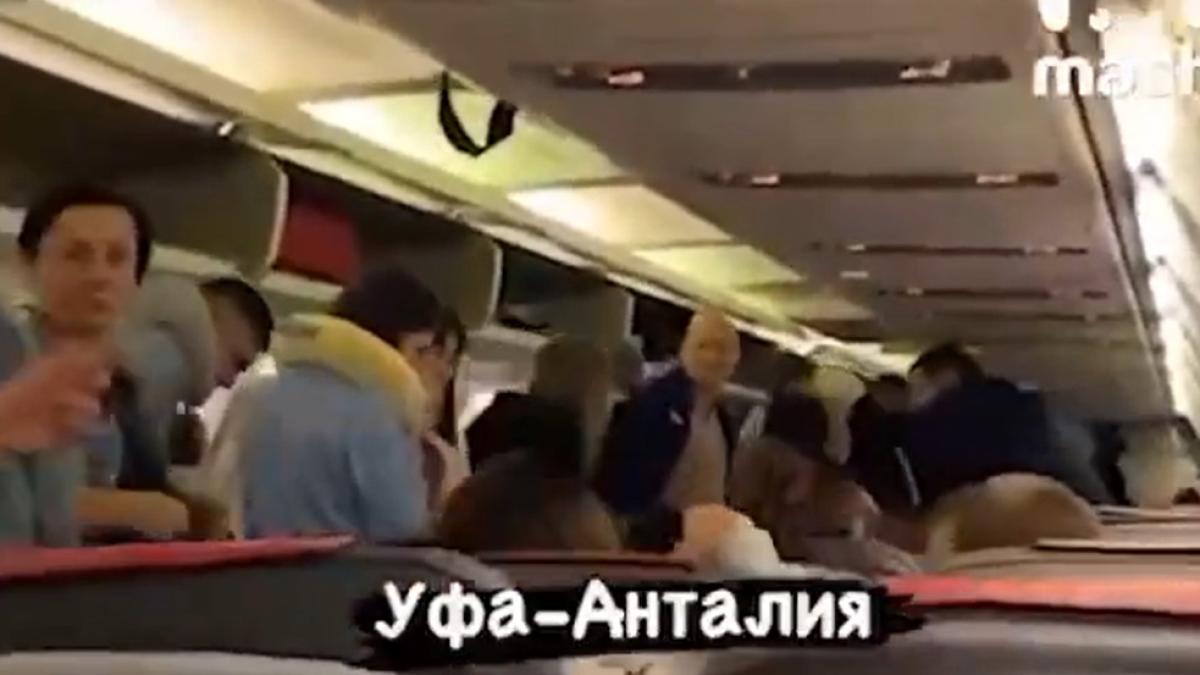 rusia--pasagerii-unui-avion--dati-jos-dupa-imbarcare-co-pilotul-a-fost-luat-direct-din-cabina-si-inrolat-in-armata