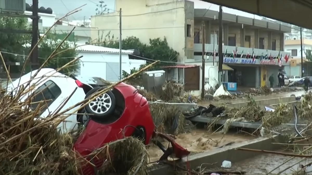 infern-in-creta--inundatiile-severe-au-facut-ravagii--marea-a-inghitit-plajele--cel-putin-doua-persoane-si-au-pierdut-viata---video