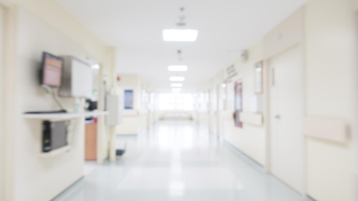 un-roman-a-distrus-salile-de-operatie-ale-unui-spital-din-italia-si-a-fugit--politistii-l-au-gasit-ascuns-printre-cateva-masini-parcate