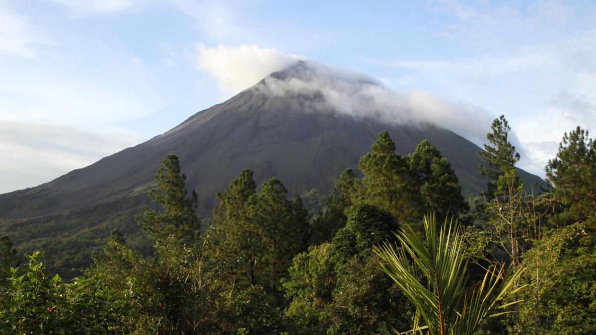 italia--un-avion-s-a-prabusit-pe-muntele-etna--cautarile-sunt-in-curs-de-desfasurare
