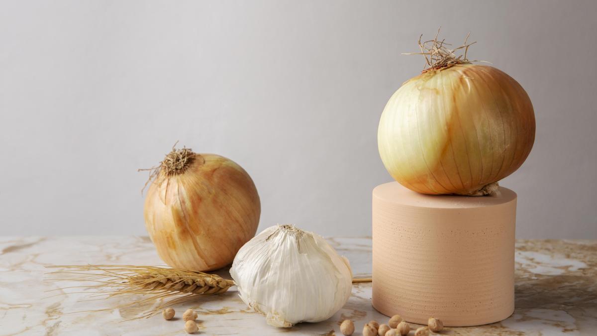 fierbe-coaja-unei-cepe-cu-trei-catei-de-usturoi--foloseste-acest-truc-de-doua-ori-pe-saptamana-si-iti-vei-multumi