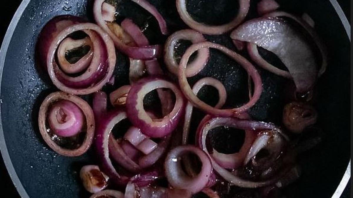 ceapa-prajita-s-a-innegrit--bucatarii-cu-experienta-au-explicat-ce-trebuie-sa-pui-imediat-in-tigaie-1