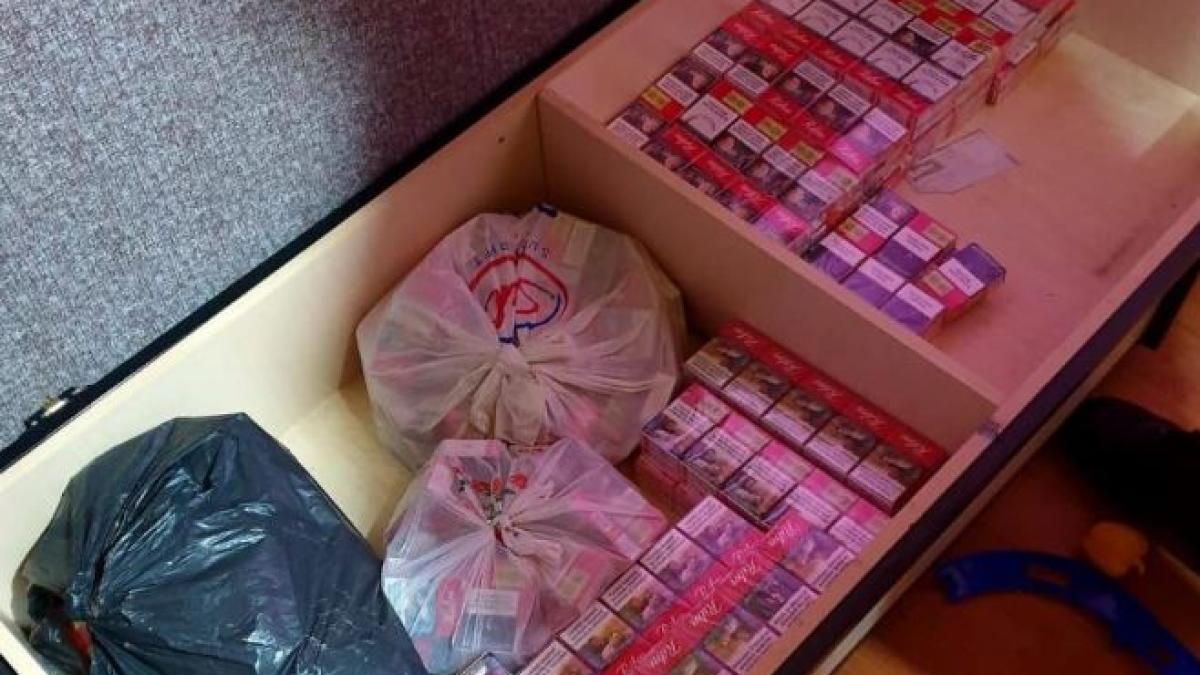 doi-romani--retinuti-si-35-000-de-pachete-de-tigari-au-fost-confiscate-de-oamenii-legii