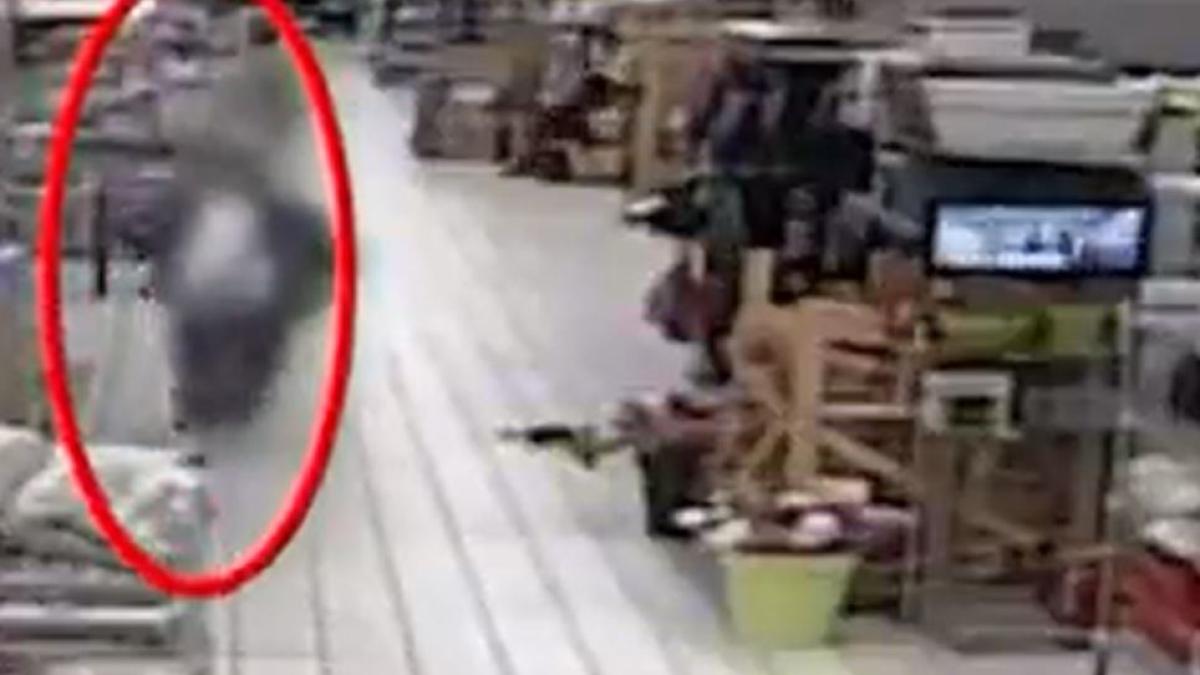 italia--atacul-din-supermarketul-din-milano-a-fost-filmat--ucigasul-injunghia-oameni-la-intamplare