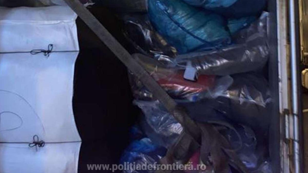 trei-camioane--oprite-la-intrarea-in-tara--soferii-transportau-deseuri-din-italia-si-germania