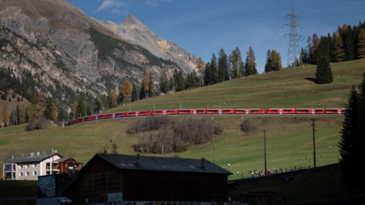 trenprc-c2prc-a0de-2-kilometri--construit-de-elvetia--cele-100-de-vagoane-au-strabatut-un-traseu-spectaculos