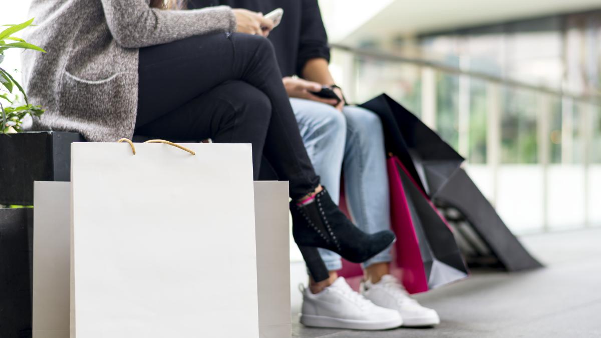 noua-romance-au-plecat-la-shopping-prin-toata-belgia-si-olanda-cum-actionau-femeile-care-se-alegeau-cu-pungile-pline-de-cumparaturi