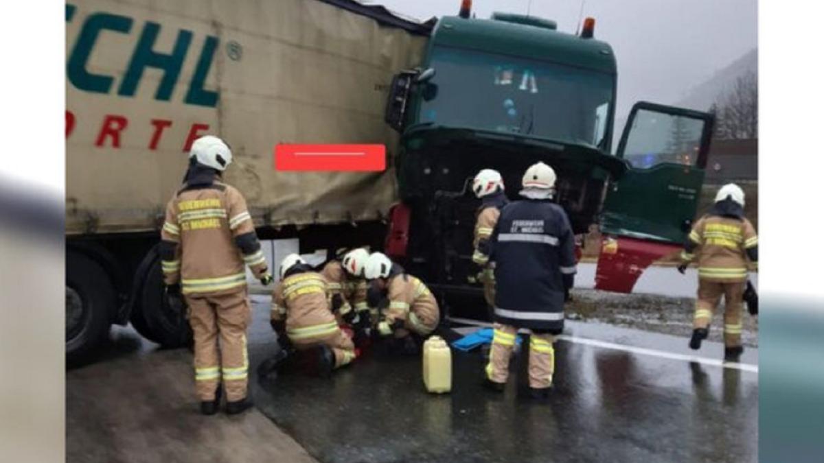 austria--sofer-roman-de-tir--la-spital-dupa-ce-a-intrat-cu-mastodontul-intr-o-statie-de-taxare-de-pe-o-autostrada