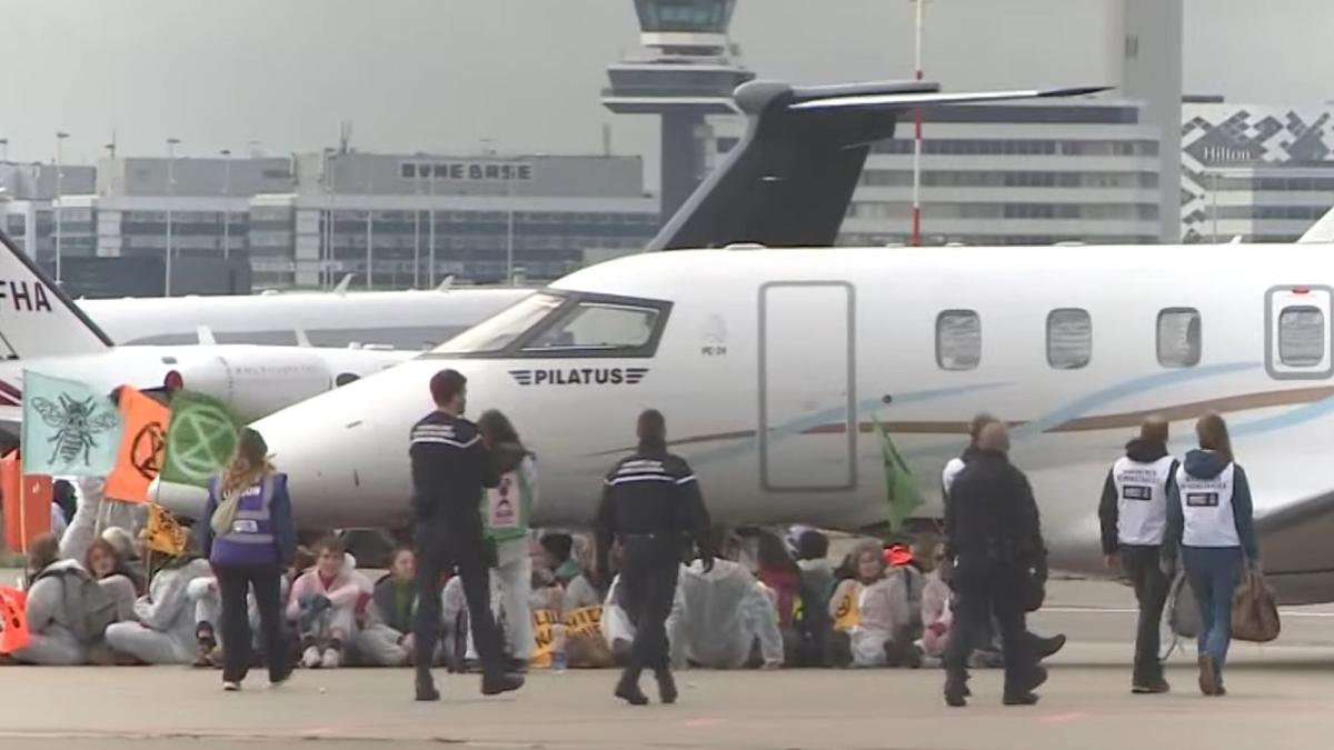 olanda--sute-de-oameni-au-blocat-avioanele-pe-aeroportul-schiphol-s-au-asezat-in-fata-rotilor--peste-100-de-persoane-arestate