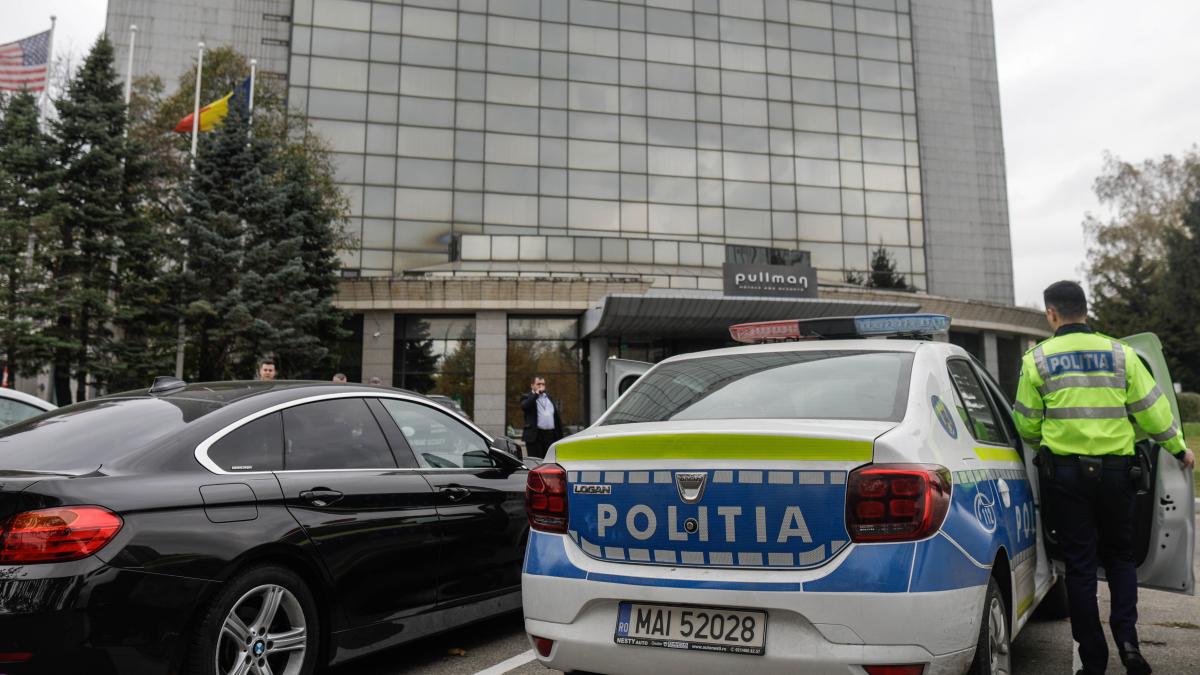 masina-de-politie-in-fata-hotelului