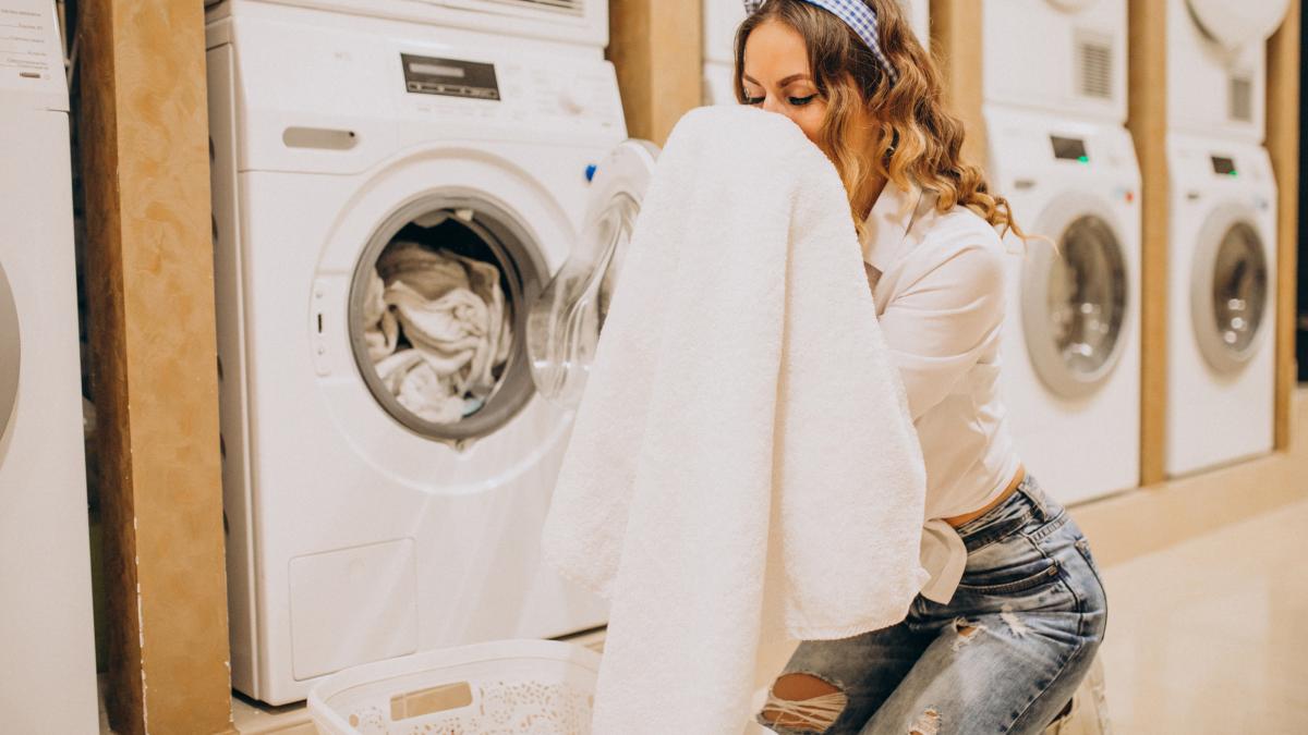 cum-sa-faci-un-balsam-de-casa-ieftin-parfumeaza-ti-hainele-cu-acest-truc-simplu