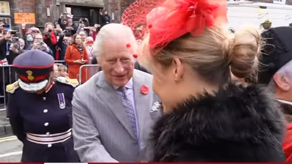 regele-charles-si-regina-consoarta--atacati-cu-oua-un-barbat-a-fost-retinut---video