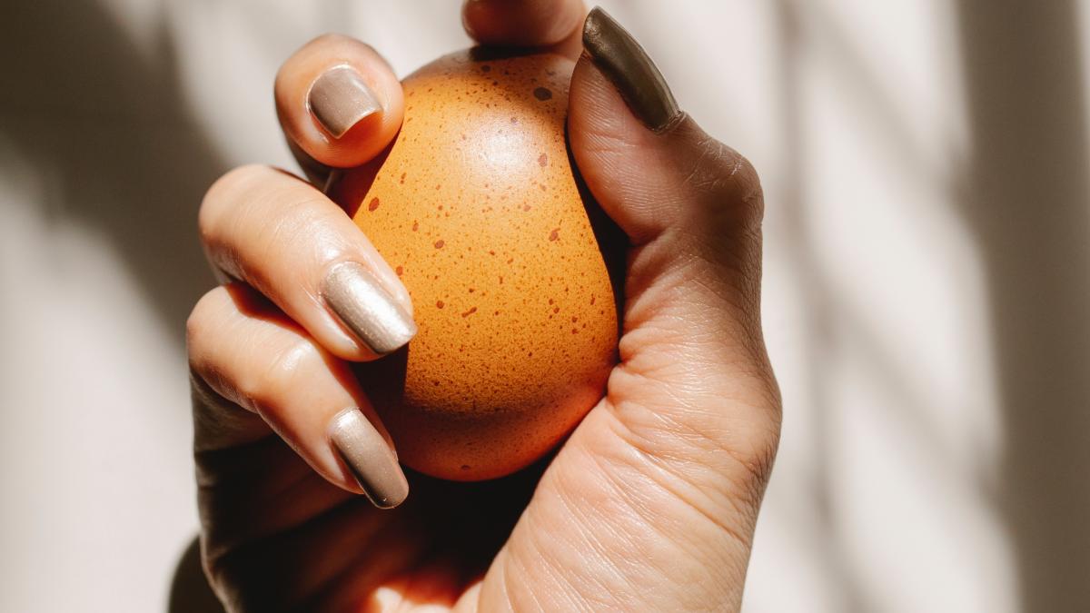 cum-sa-iti-purifici-aura-energetica-si-sa-scapi-de-deochi-cu-un-ou-descantecul-cu-care-bunicile-noastre-reuseau-sa-redea-starea-de-bine