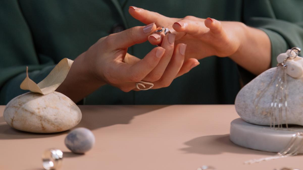 cum-sa-scoateti-un-inel-de-pe-un-deget-umflat-sapte-secrete-aflate-de-la-bijutieri