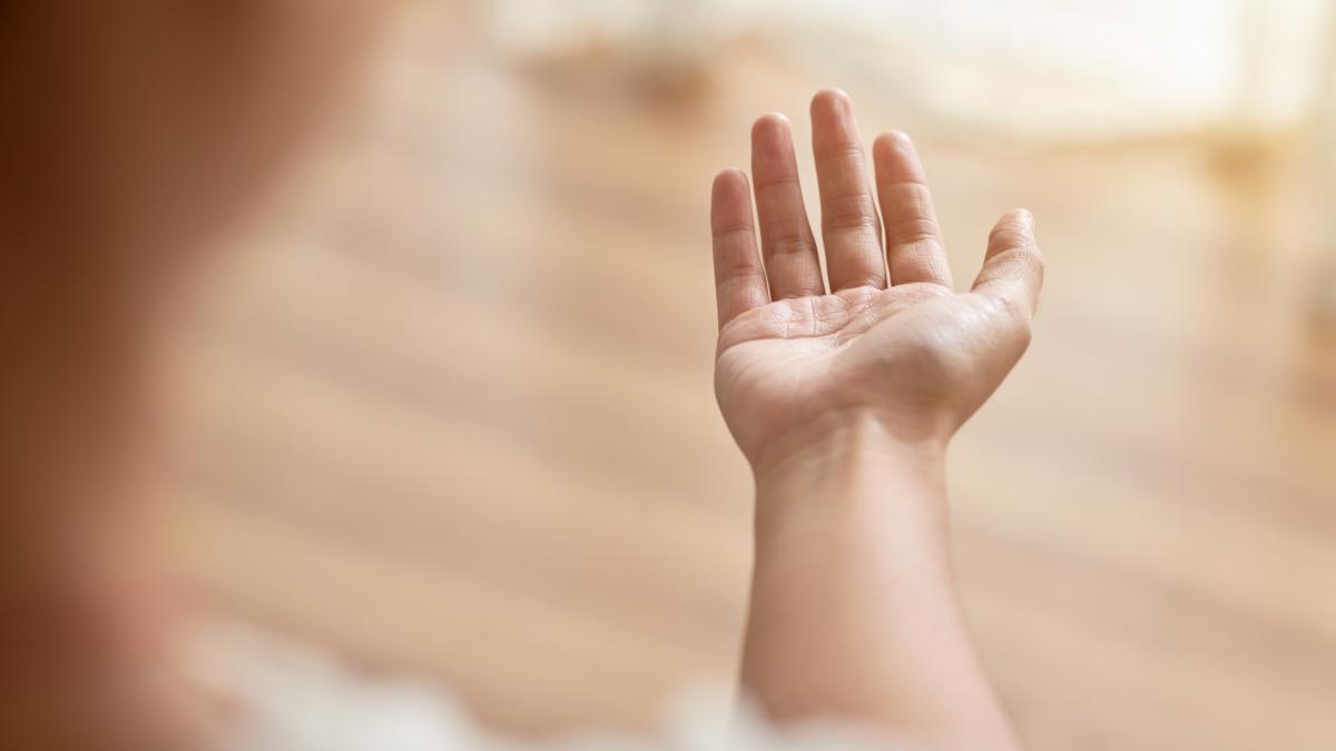 irlanda--romanca--arestata-in-fata-unei-catedrale-nu-deranja-sau-enerva-pe-nimeni--pur-si-simplu-cauta-ajutorul-unor-buni-crestini