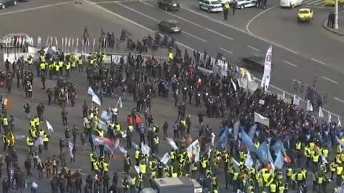 zeci-de-politisti-protesteaza-in-piata-victoriei