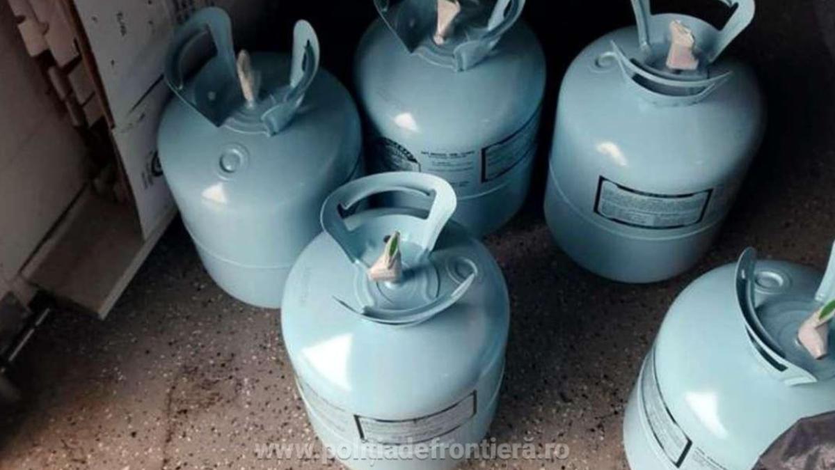microbuz--care-transporta-ilegal-de-butelii-cu-freon--bomba-pe-patru-roti--soferita-s-a-ales-cu-dosar-penal