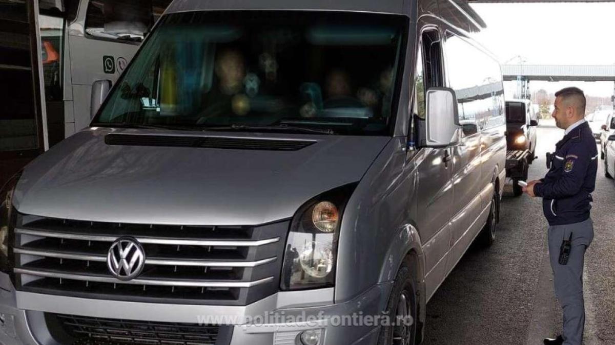 microbuz-cu-pasageri--oprit-la-intrarea-in-tara--pasagerii-se-afalu-in-pericol-din-cauza-soferului