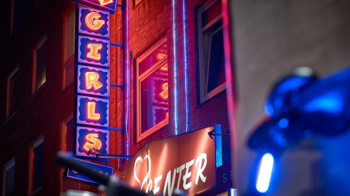 tinere-romance--printre-care-si-minore--racolate-prin-metoda-loverboy-si-obligate-sa-se-prostitueze-in-europa