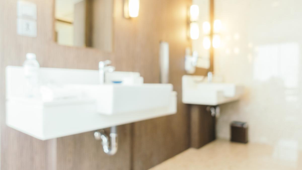 baia-ta-miroase-urat-incercati-trucul-cu-paharul-cu-orez-care-va-va-face-viata-mai-usoara