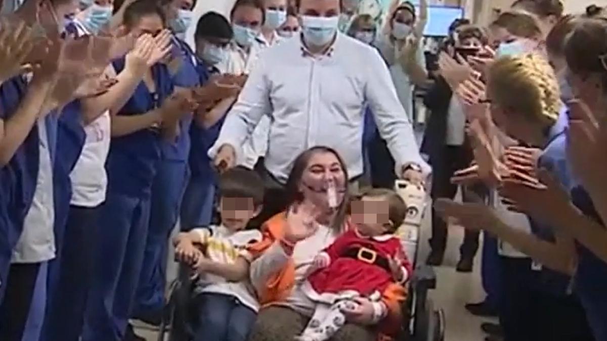 romanca--un-an-la-terapie-intensiva-intr-un-spital-din-marea-britanie--dupa-ce-s-a-imbolnavit-de-covid-externata-cu-aplauze-si-lacrimi