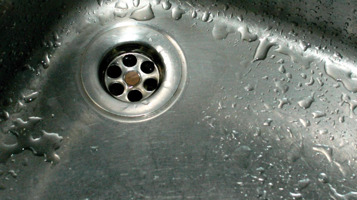 pune-bicarbonat-de-sodiu-in-chiuveta-in-fiecare-saptamana