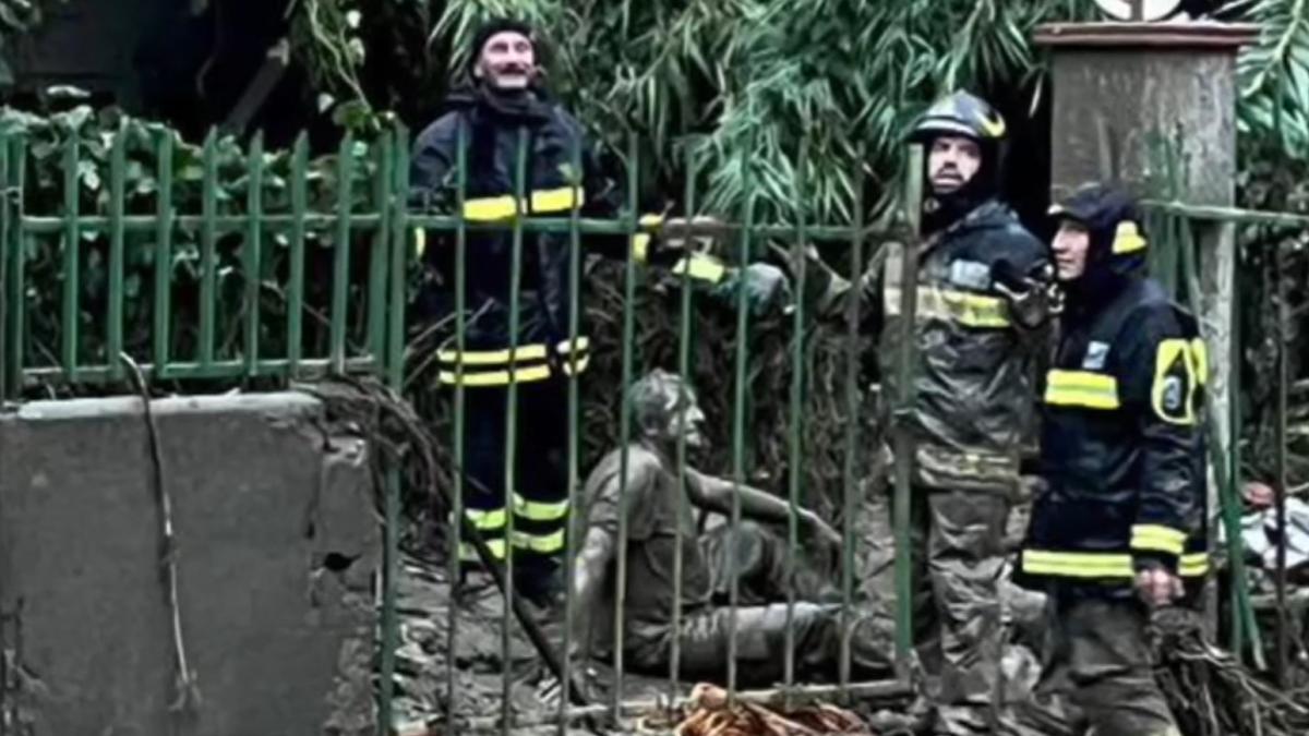 italia--imagini-dramatice-cu-salvarea-unui-barbat-luat-de-viitura-si-noroaie--dupa-alunecarile-de-teren-din-ischia