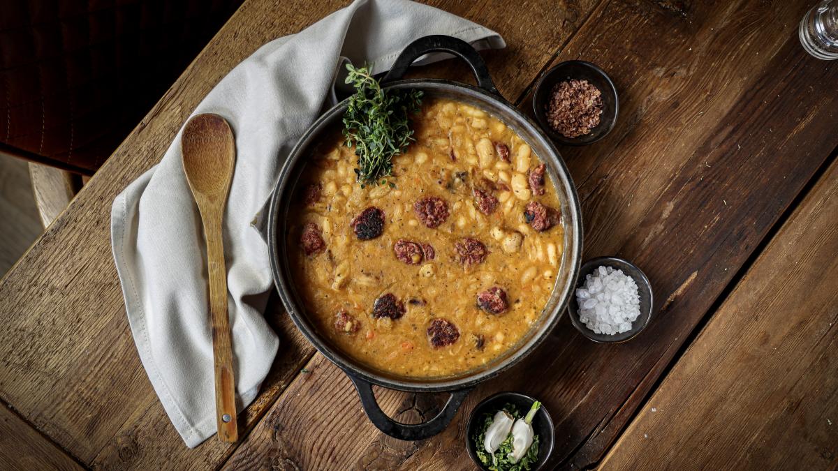 pregateste-cea-mai-buna-fasole-cu-carnati-de-1-decembrie--o-reteta-simpla-si-aromata-ingredientele-secrete-care-i-vor-da-savoare