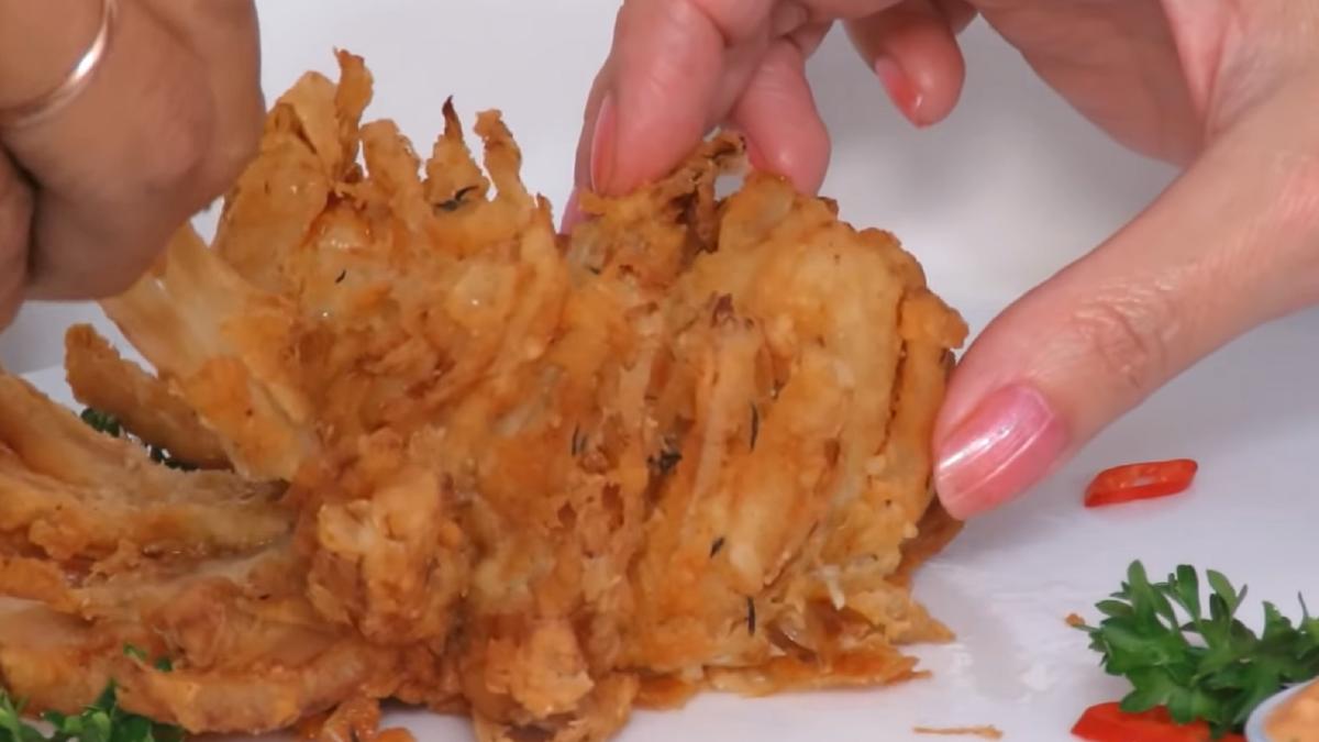 crizantema-din-ceapa-prajita--o-reteta-de-vis-gustare-perfecta-si-pentru-oaspeti--neaparat-se-insoteste-cu-acest-sos---foto-1